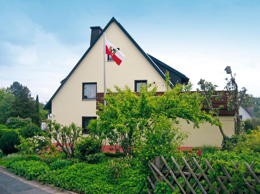 Komfortabel und modern eingerichtete 4-Sterne Ferienwohnung mit großer Dachterrasse am Saaleradweg, Nähe Förmitzspeicher (Baden, Angeln, Surfen, Segeln).