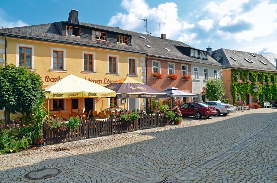 Der Gasthof zum goldenen Löwen, zentral am Marktplatz von Marktleuthen gelegen, bietet Ihnen fränkisch-bayerische Küche in stilvollen Ambiente. 
                 title=