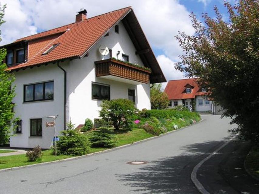 Zwei Ferienwohnungen in ruhiger sonniger Südlage, abseits vom Verkehr mit Blick auf Ochsenkopf und Bischofsgrün.