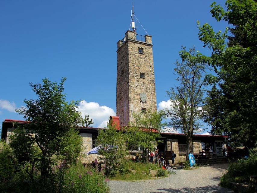 Der Asenturm ist eine Gaststätte und ein Aussichtsturm auf dem Ochsenkopf.