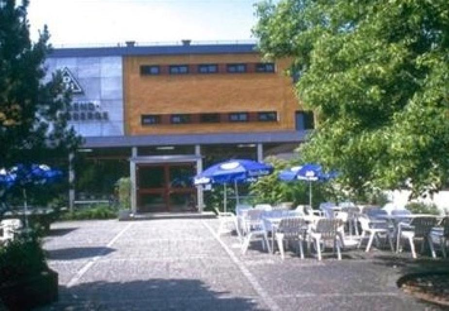 Die Jugendherberge ist rund 15 Gehminuten vom Stadtkern Bayreuths entfernt und liegt zwischen Freibad und der Universität.