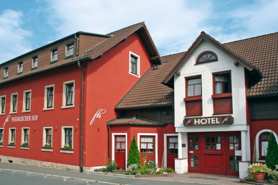 Das gemütliche Landhotel mit seinem charmanten Flair liegt im ruhigen Zentrum der Stadt Rehau, am Rand des landschaftlich reizvollen Fichtelgebirges.