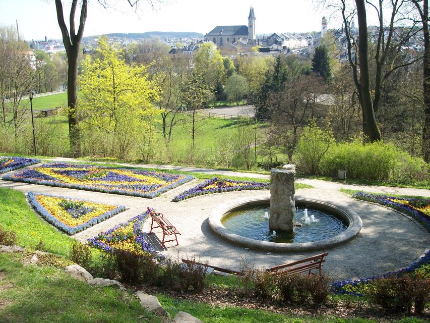 Romantiker zieht es zum Bürgerpark Theresienstein. Der weitläufige Landschaftspark lädt zu Erforschungen ein. 
                 title=