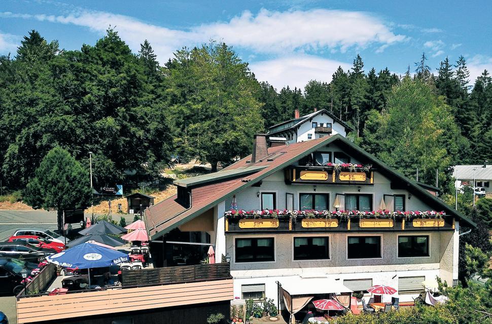 Familiengasthof direkt an der Seilschwebebahn Ochsenkopf Süd gelegen mit frischer, fränkisch-bayerischer Küche, Restaurant durchgehend geöffnet.