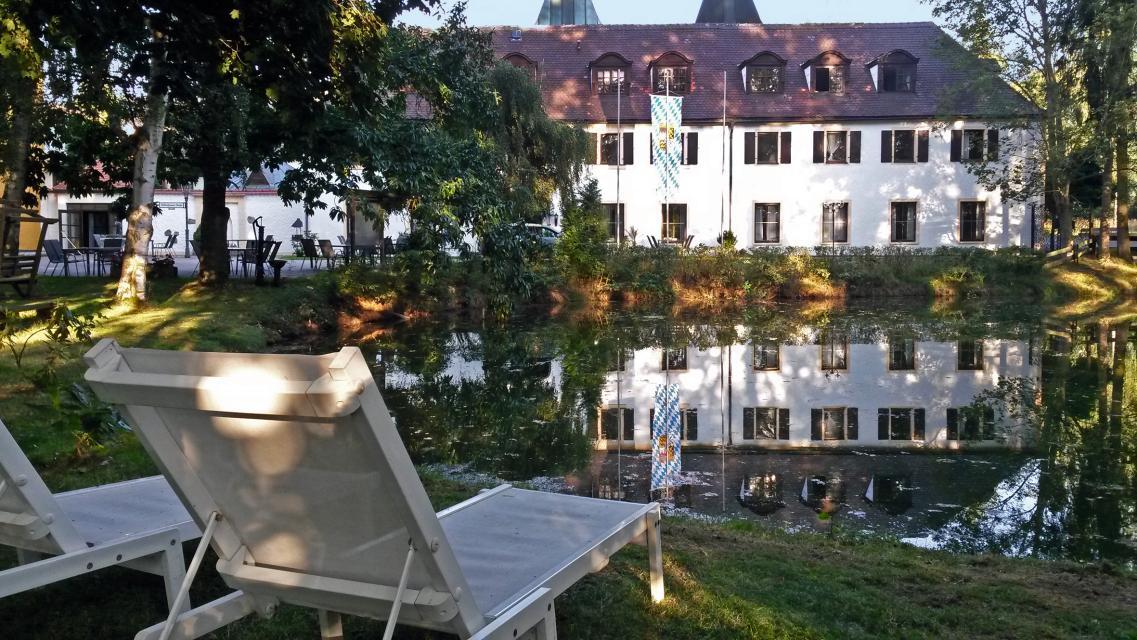 Hotel Schloss Fuchsmühl. Unweit der Wahlfahrtskirche „Maria Hilf“ liegt das romatische Schlosshotel mit eigenem Weiher in ruhiger Lange am Rand der Marktgemeinde Fuchsmühl.