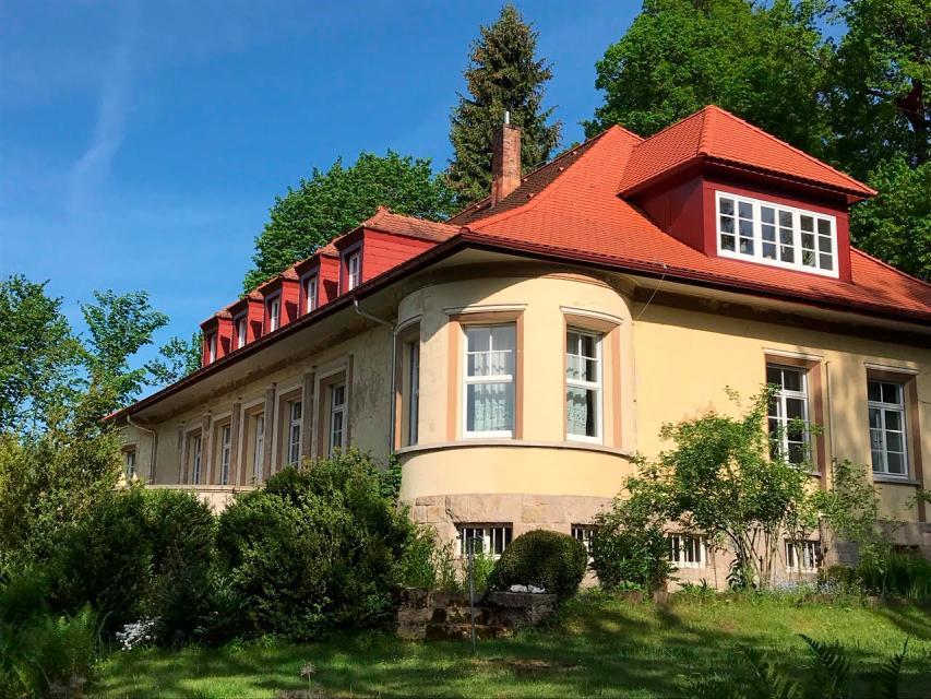 Die Villa Bergmann ist eine ehemalige Fabrikantenvilla und liegt auf einem parkähnlichen Grundstück mit altem Baumbestand.