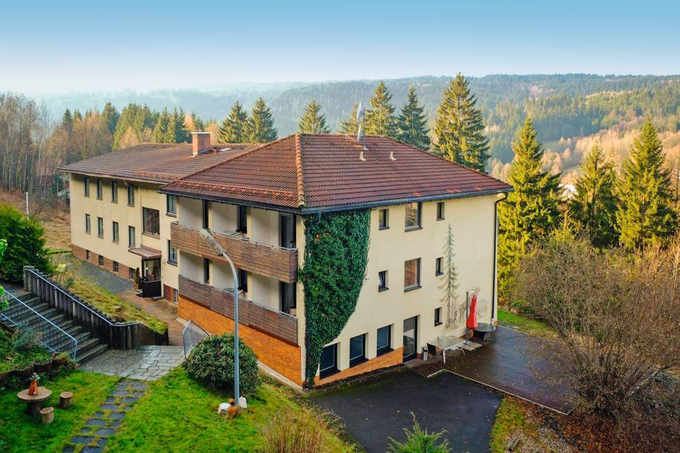 Das familiengeführte Hotel Garni Waldbaude befindet sich in idyllischer Waldrandlage und lädt seine Gäste auf einen entspannten Urlaub ein.