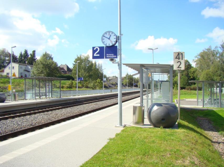 Die moderne, behindertengerechte Bahnstation in Pechbrunn bietet eine direkte Bahnverbindung nach Hof bzw. Regensburg
                 title=