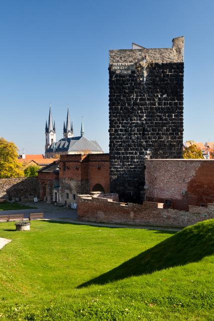 Kaiserpfalz, gegündet von Friedrich Barbarossa, ursprüngliche romanische Festung. Schwarzer Turm, Burgkapelle des Hl. Erhard und der Hl. Ursula.
