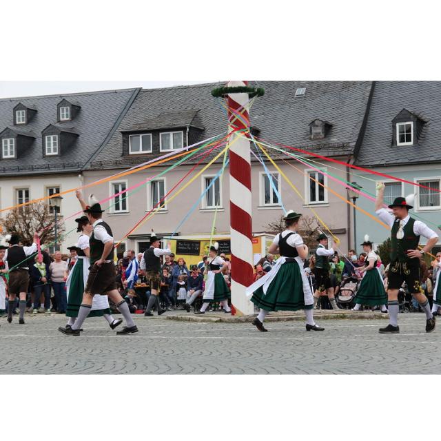 Das Maibaumfest findet auf dem Marktplatz von Weißenstadt statt.