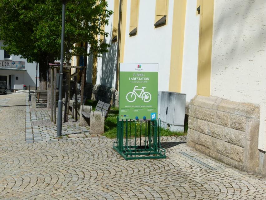 Die E-Bike-Ladestation befindet sich gegenüber der Tourist Info Mitterteich