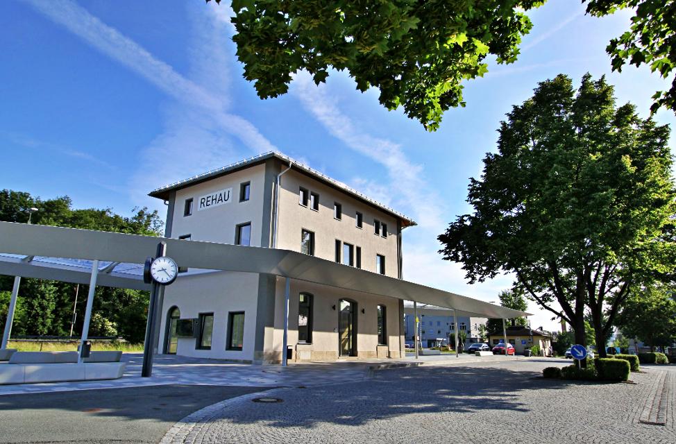 Der Rehauer Bahnhof liegt an der Bahnlinie Selb - Hof.