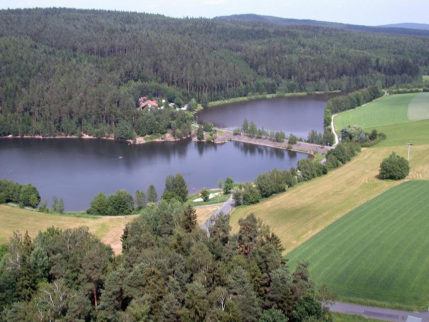 Der ursprüngliche Stausee für Kühlwasser für das Kraftwerk in Arzberg bietet auf den Wegen um den See und seinem Vorsee vielfältige Landschaftseindrücke.
                 title=
