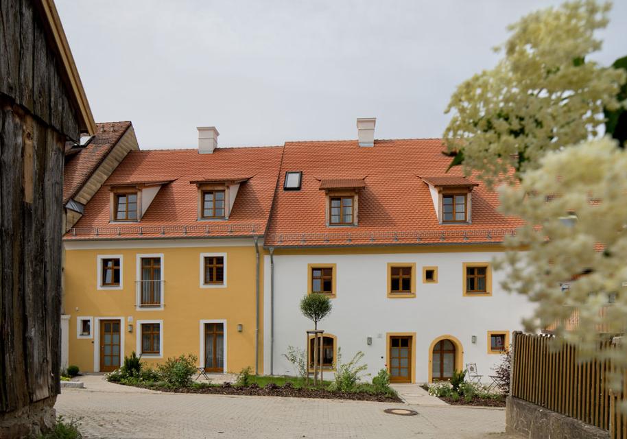 Das kleine Dorf Waldeck liegt idyllisch in der Natur der Oberpfalz. Familie Zintl hat über die Jahre mehrere leerstehende und teils denkmalgeschützte Dorfhäuser renoviert und das in Deutschland einzigartige Konzept der Hollerhöfe geschaffen.