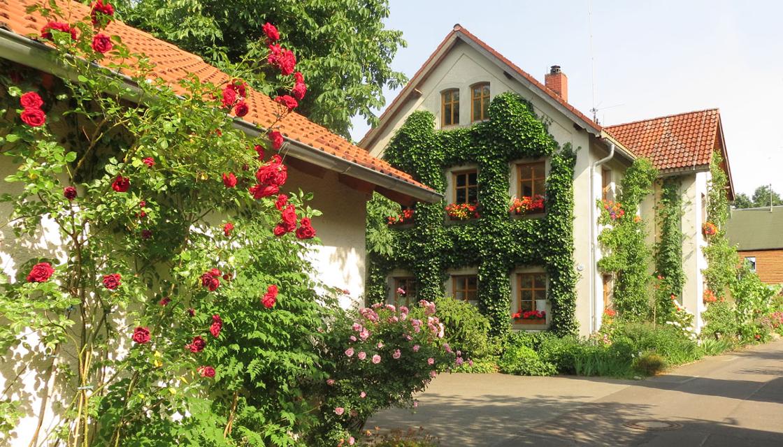 Unsere neu eingerichtete Ferienwohnung befindet sich in einem ursprünglich landwirtschaftlich genutzten Anwesen im „Wohlfühldorf“ Heidelheim, einem Ortsteil von Selb.