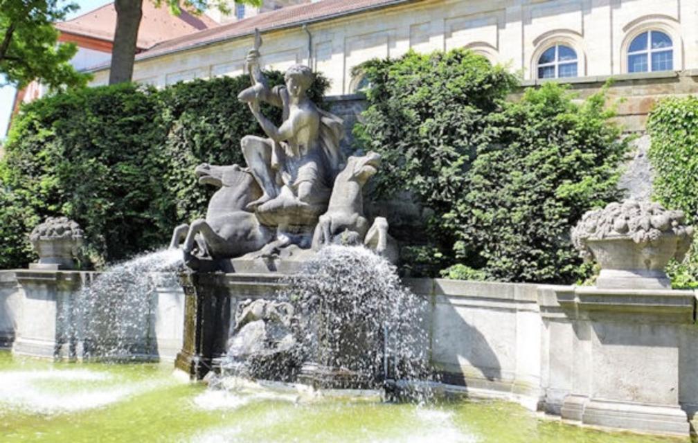 Der Wittelsbacher Brunnen befindet sich in der Bayreuther Opernstraße, gegenüber vom Markgräflichen Opernhaus.
                 title=