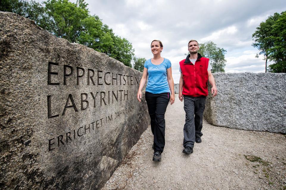 zwei Wanderer befinden sich am Epprechtstein Granitlabyrinth