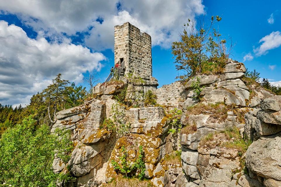 Auf 14 Kilometern führt dieser familienfreundliche Rundwanderweg zu allen Highlights im Steinwald, wie dem Oberpfalzturm und der bekannten Burgruine Weißenstein.