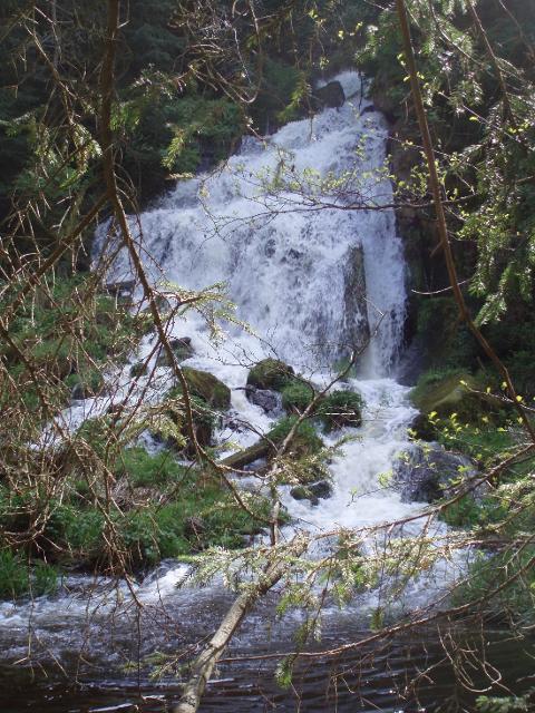 Auf dem Foto ist der Eger-Wasserfall abgebildet.
