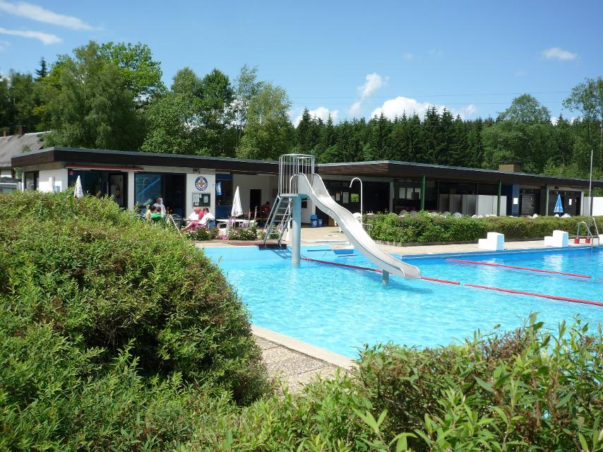 Ideales Ausflugsziel für heiße und nicht so heiße Tage - das beheizte Freibad in Schönwald. 