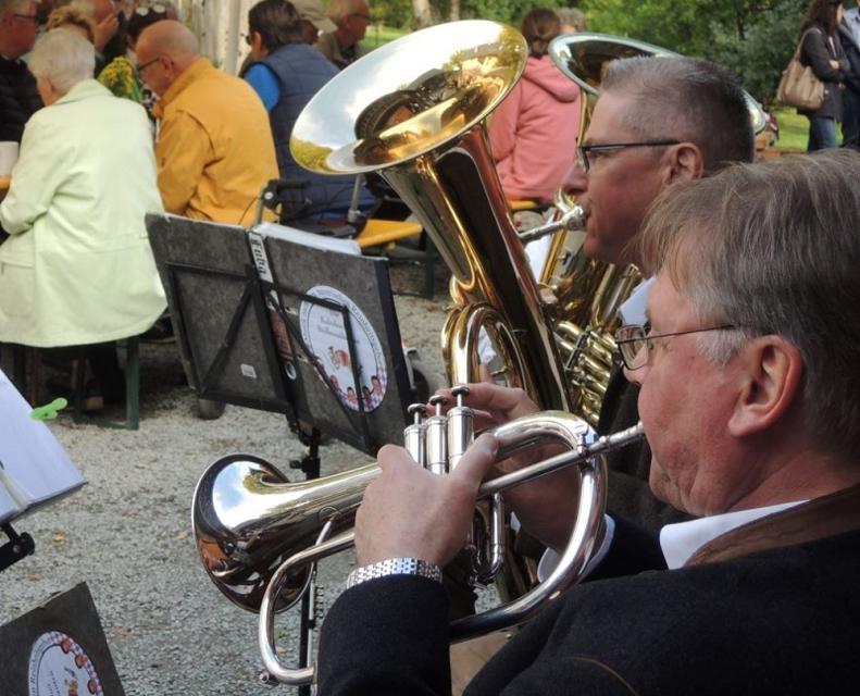 Mit Musik, Gesang und Tanz feiert die Arbeitsgemeinschaft Fränkische Volksmusik – Bezirk Oberfranken in Kleinlosnitz.