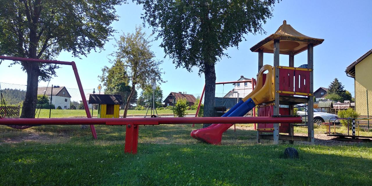 Ein Kinderspielplatz in einem kleinen Ortsteil von Wunsiedel: Holenbrunn.