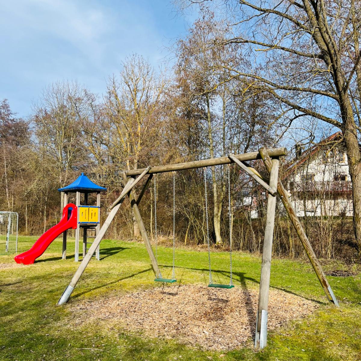 Ein ruhig gelegener Spielplatz in einem Ortsteil von Wunsiedel: Göpfersgrün. 