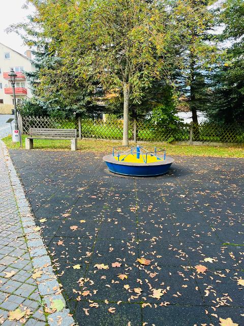 Schöner Spielplatz in direkter Nähe zum Luisenburg Gymnasium Wunsiedel. 