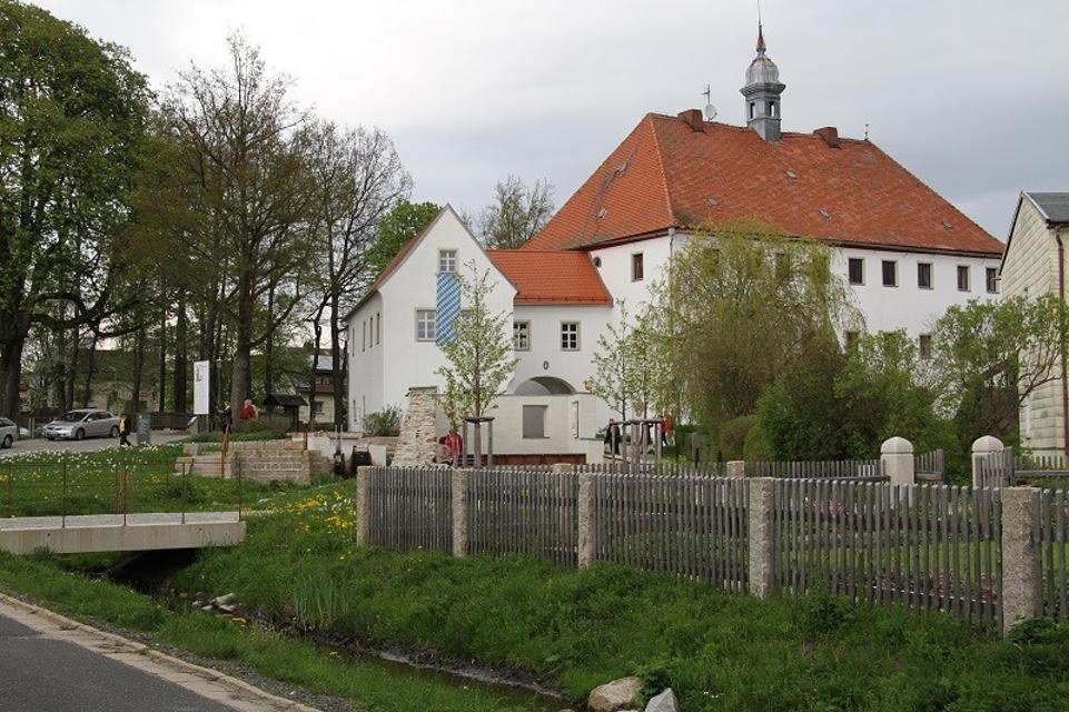 Leupoldsdorf ist ein Ortsteil der Gemeinde Tröstau im Landkreis Wunsiedel im Fichtelgebirge. Weithin dominiert wird das kleine Dorf von der Anlage des Hammerherrenschlosses mit seinen Teichanlagen, das in den zurückliegenden Jahren vorbi...