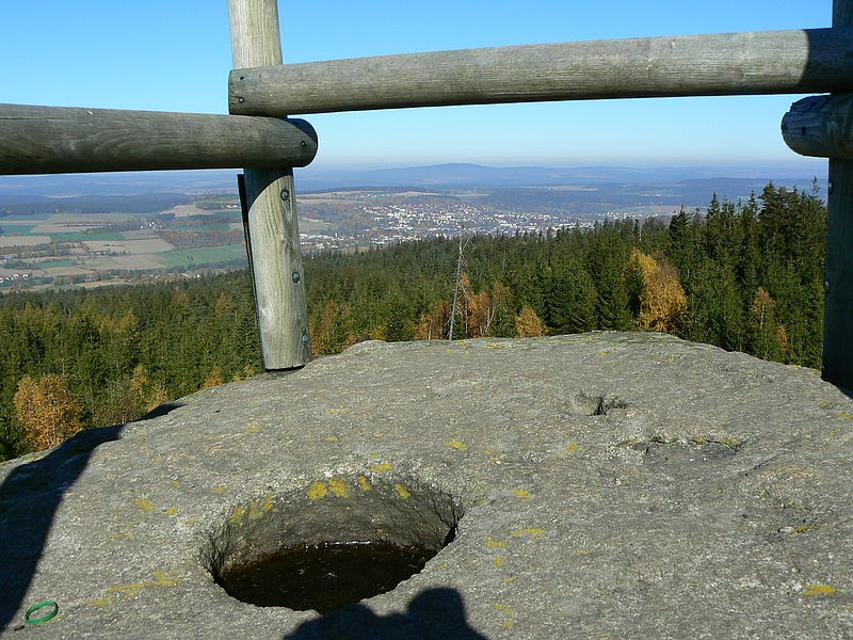 Die Felsgruppe des Burgstein ist mit 869 m der höchste Punkt der Luisenburg. Von hier aus hat man eine sehr gute Aussicht nach Tröstau im Westen, Wunsiedel im Norden und nach Osten in Richtung Tschechien.
