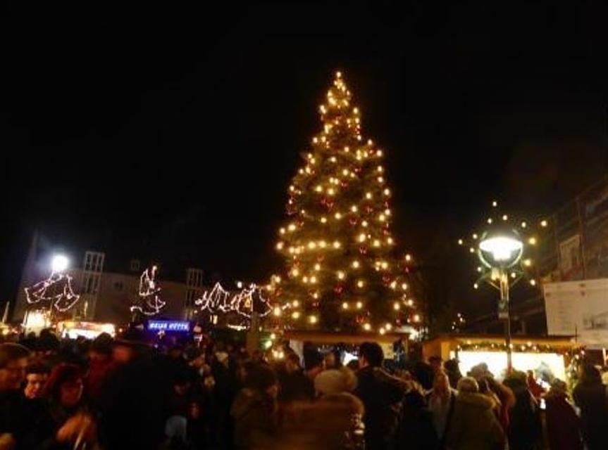 Wiesauer Adventsmarkt mit hell beleuchteten Weihnachtsbaum
