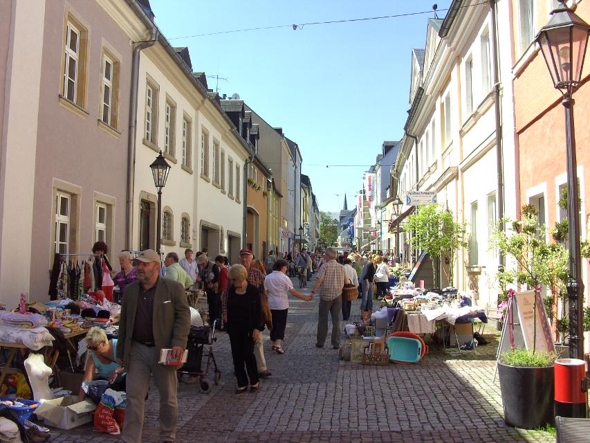Die Straßen-Flohmärkte in der Karolinenstraße sind mittlerweile fester Bestandteil in der Straßenkulisse der Karolinenstraße und werden sowohl bei Verkäufern als auch bei Käufern sehr gut angenommen.
                 title=