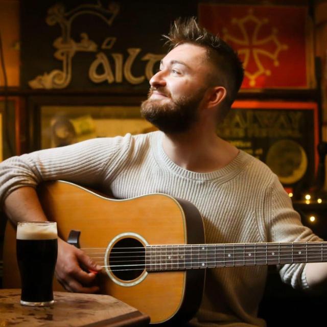 Am Samstag, den 10. September, spielt der irische Gitarrist Ben Turner für Euch im Fichtelkaffee.Von 18:30 bis 21:30 könnt ihr dem Gitarristen bei freiem Eintritt lauschen und dabei einen leckeren Kaffee genießen.