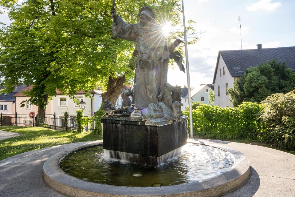 Pater-Liberat-Weiß Brunnen steht auf den nördlichen Kirchenplatz