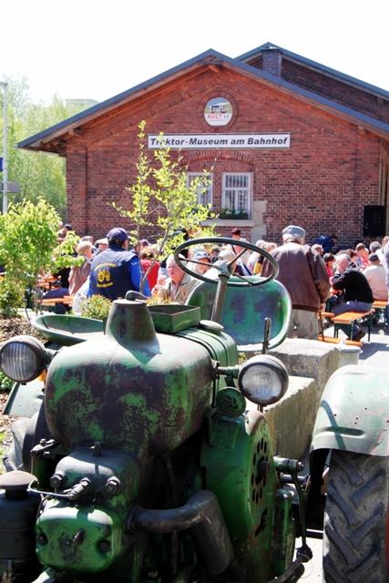 Im Traktormuseum am Bahnhofsplatz haben sich die Mitglieder des Vereins "Traktor-Kult e.V." einen Männertraum erfüllt.
                 title=