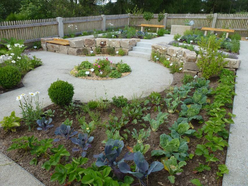 Erlebe auf 160 m² im Ortsteil Reichenbach einen kleinen Bauerngarten mit aromatischen Kräutern zwischen bunten Blumen und Gemüsepflanzen.&nbsp;
