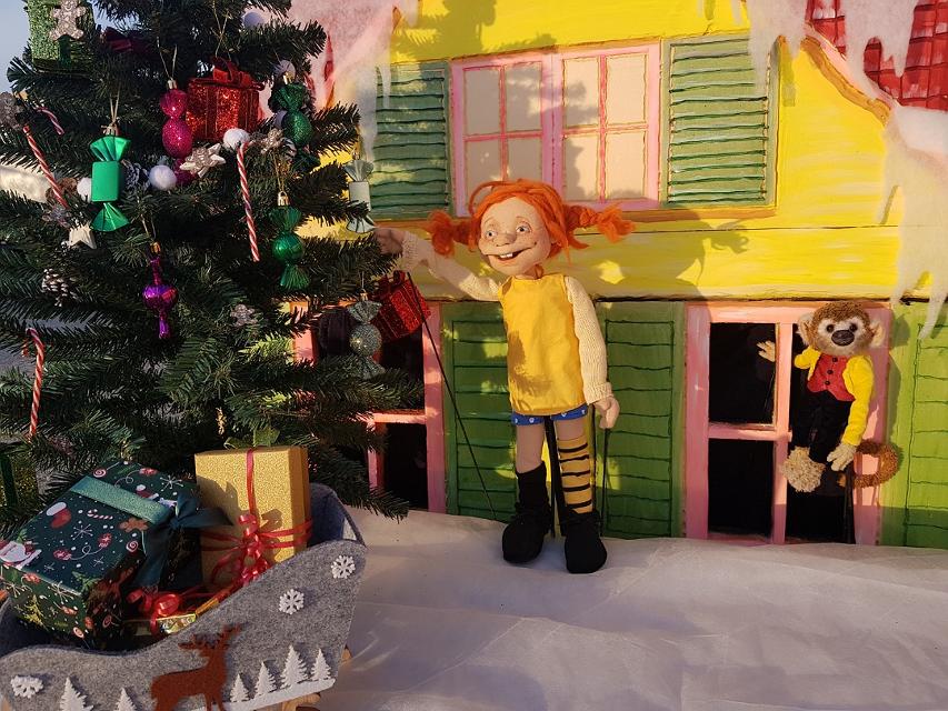 Pippi Langstrumpf ist voller Vorfreude auf das bevorstehende Weihnachtsfest. Schließlich hat sie wundervolle Geschenke für die Kinder vom Kinderheim und ihre Freunde Tommy und Annika eingekauft. Nicht gerechnet hat Pippi jedoch mit Donner-Karlsson, der sich mal wieder als einfältiger Schurke z...