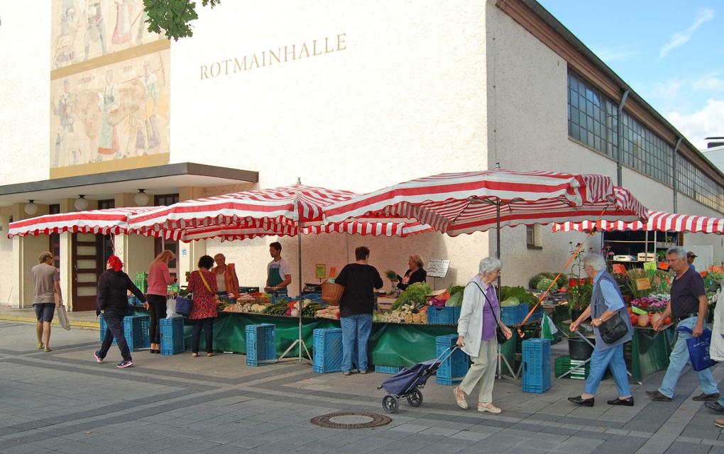 Ein regionales, frisches und reichhaltiges Sortiment bietet der Wochenmarkt in und an der Rotmainhalle neben dem Rotmaincenter. 