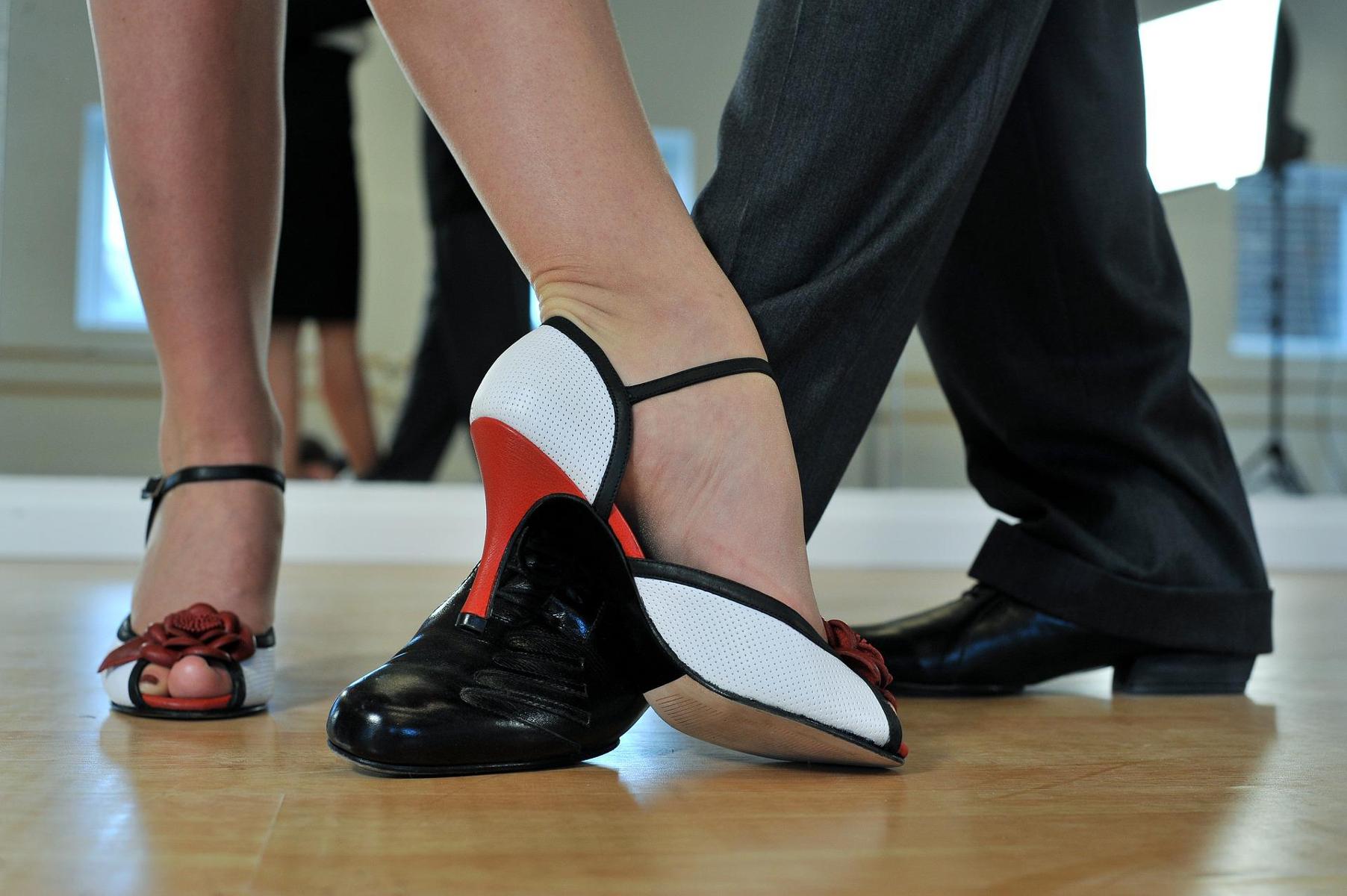 Füße eines tanzenden Paares in Tanzschuhen. 