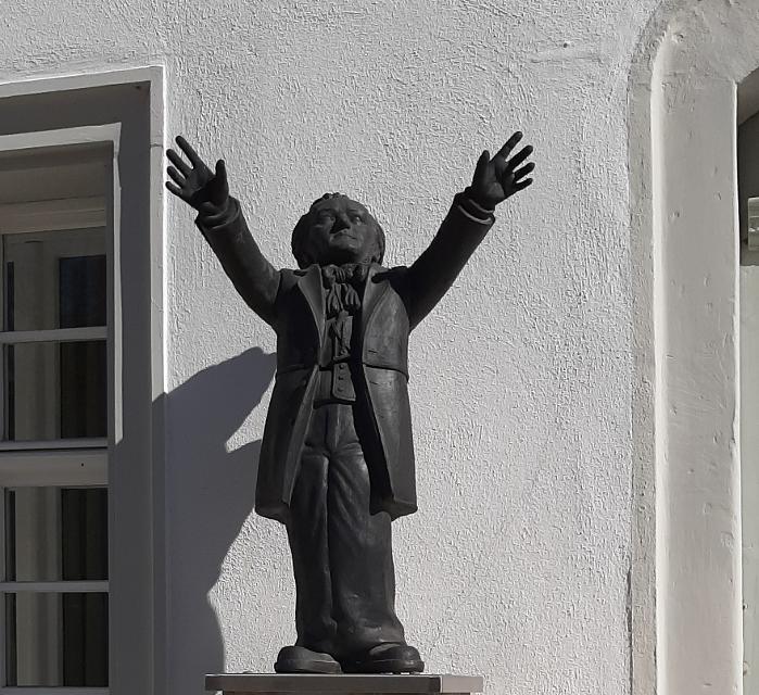 Des Meisters geliebtes Bayreuth. Auf den Spuren von Richard Wagner wandeln heißt, in Bayreuth auf Entdeckungsreise zu gehen. Erleben Sie die Plätze in Oberfranken an denen Richard Wagner wirkte am eigenen Leib.Auf den Spuren Richard Wagners führt die Teilnehmer zu Originalschauplätzen d...