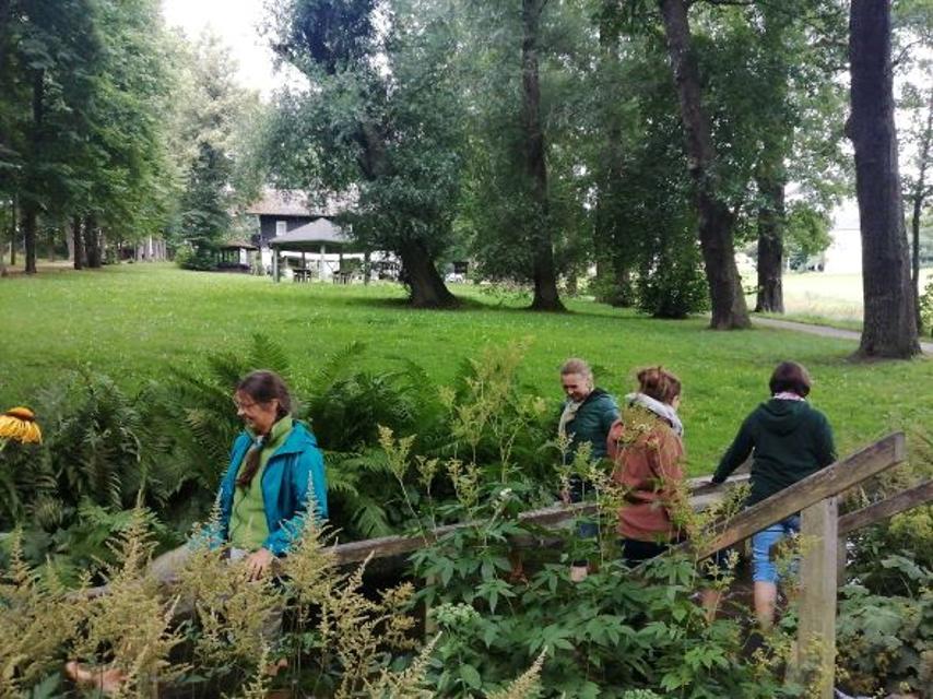 Achtsame Wanderung, meditative Übungen zur Gesundheitsprävention und Naturerleben im Ölschnitztal, Kurpark Bad Berneck.