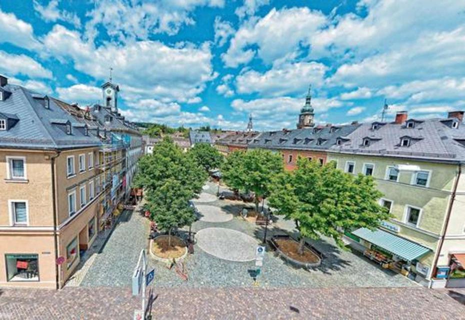 Nach dem Stadtbrand von 1834 wurde der Marktplatz an seinen heutigen Platz verlagert. Der Neuaufbau wurde vom Architekten Friedrich von Gärtner, einem der bedeutendsten Baumeister dieser Zeit, geleitet. Heute dient der Platz auch als Veranstalt...