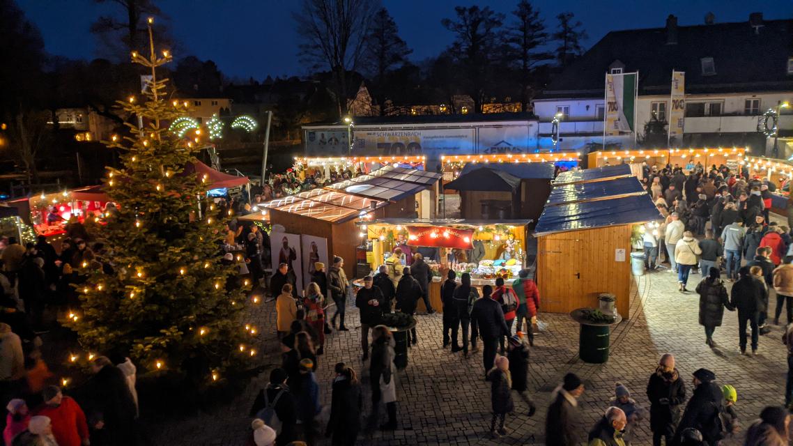 Am 1. Adventssonntag, den 03. Dezember 2023 findet der Schwarzenbacher Adventsmarkt statt.