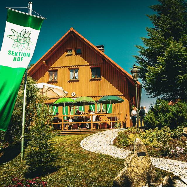 Eine schöne Holzhütte in der Natur - das Selbstversorgerhaus der DAV Sektion Hof!