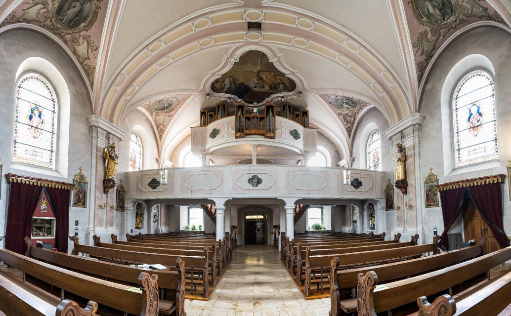 Die Pfarrkirche St. Laurentius entstand 1777-82 als Saalbau mit dreiseitig schließendem Chor.