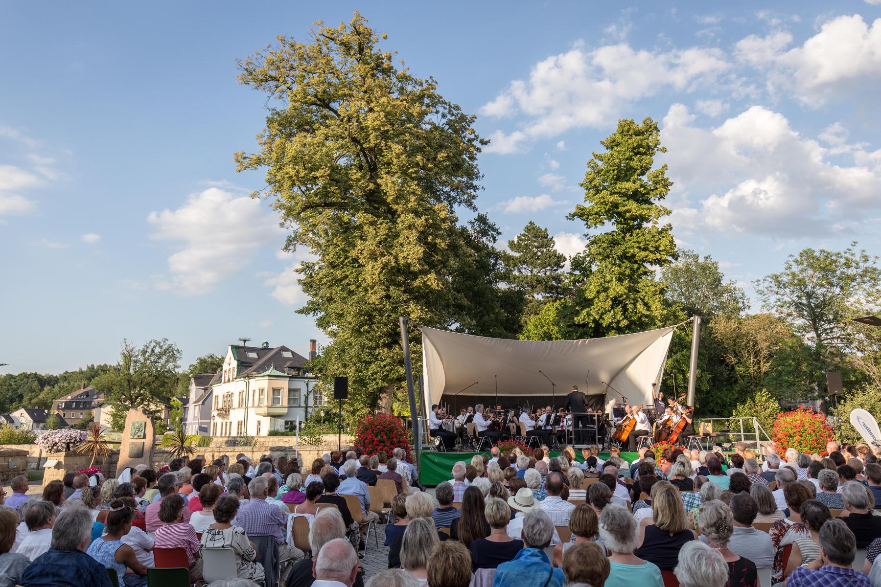 Die Stadt Schwarzenbach freut sich, dass das Open-Air-Konzert „Klassik an der Saale“ auch in diesem Jahr stattfinden kann und die Hofer Symphoniker wieder nach Schwarzenbach kommen. Das Konzert findet am Donnerstag, den 27. Juli 2023 um 19.30 Uhr im Schwarzenbacher Rathaushof statt.
