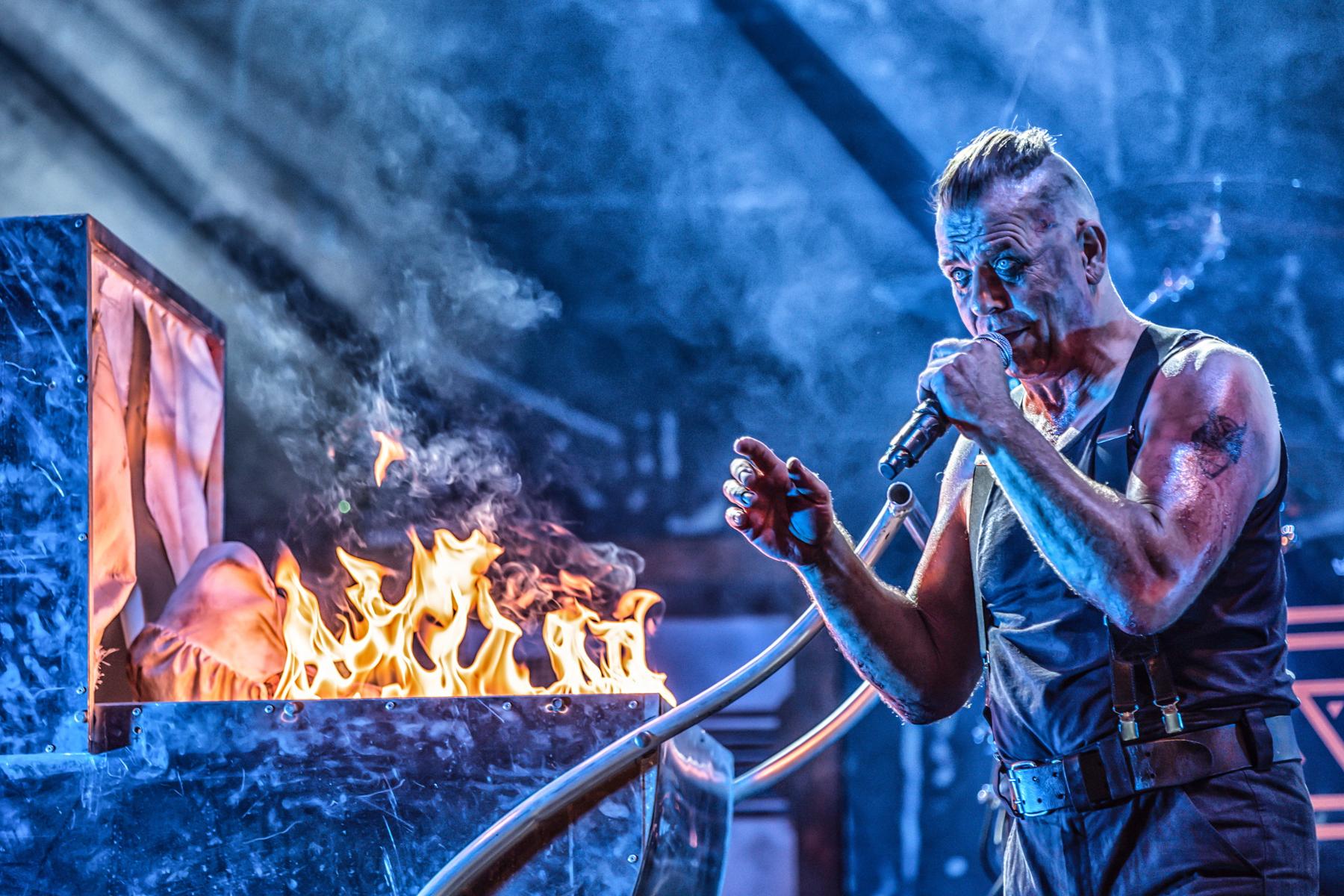 Stahlzeit, die wohl bekannteste Rammstein-Coverband, heizen ihrem action-hungrigen Publikum sprichwörtlich ein. 