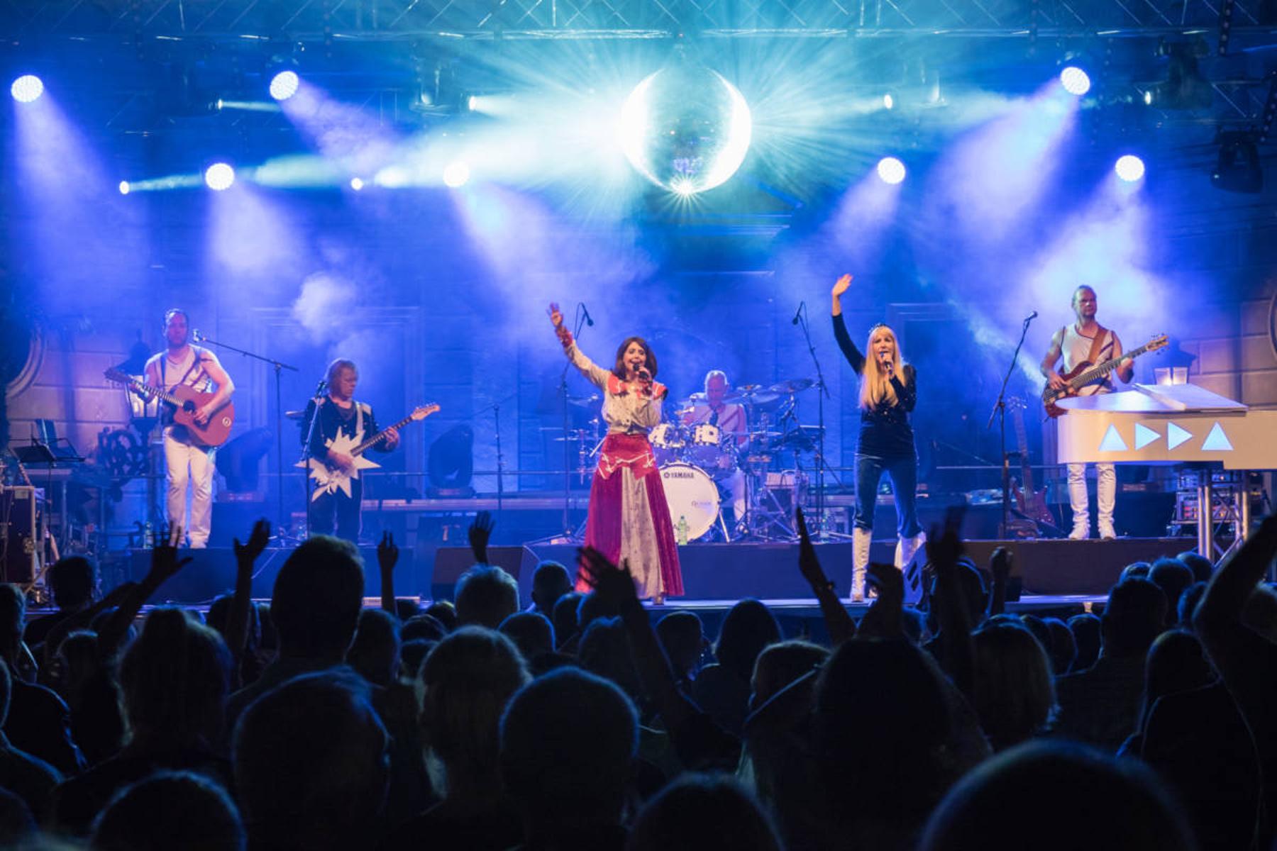 ABBA ist Kult! Seit 25 Jahren gibt es schon keine Konzerte des schwedischen Erfolgsquartetts mehr – aber umso umjubelter sind die Live-Auftritte der fantastischen Coverband – denn die quirligen ABBA-Hits begeistern das Publikum bis heute!Eine Show, die das Raum-Zeit-Kontinuum außer Kraf...