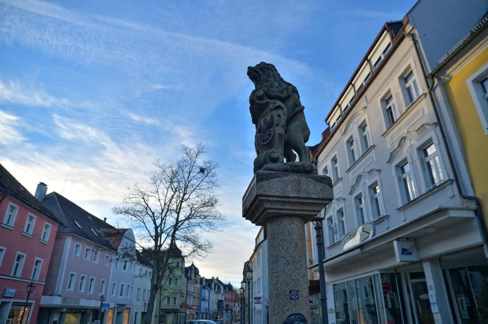 Vor dem historischen Rathaus in Marktredwitz links steht auf einem Brunnen der „Brunnenlöwe“, ein typisches Zeugnis barocker Egerer Bildhauerkunst.
