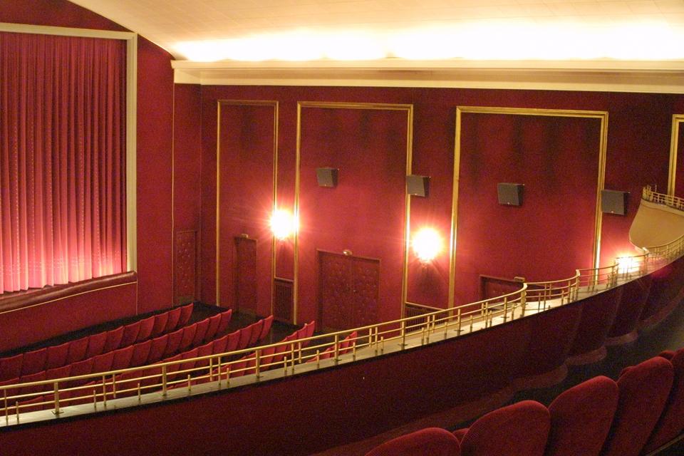 Willkommen zu Ihrem Kinoerlebnis in 4 Sälen mit modernster Projektionstechnik und gemütlicher Inneneinrichtung im  Art-Deco Stil!